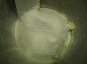 筛入低筋面粉筛入玉米淀粉