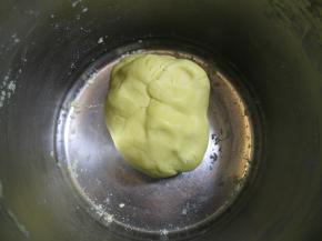 用橡皮刀大致将所有材料拌匀用手将所有材料抓捏均匀成面团，备用