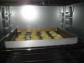 烤箱预热，上下火170度，中层烤15分钟，再移至上层，以160度烤2分钟即可