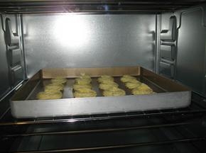 烤箱预热，上下火170度，中层烤15分钟，再移至上层，以160度烤2分钟即可