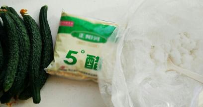 准备好材料，小黄瓜洗净，控干水。