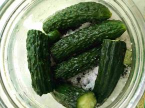 继续摆一层小黄瓜，撒一层糖。