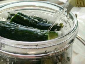 5度醋开口，慢慢从延容器边缘倒入。并倒满容器。