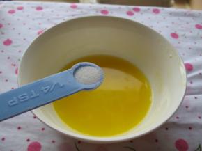 黄油隔温水融化黄油中加入盐