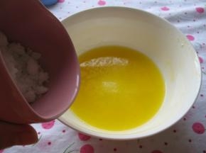 黄油中加入糖