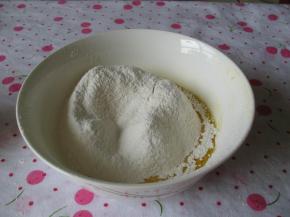 黄油中筛入玉米淀粉和低筋粉
