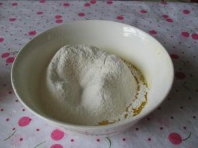 黄油中筛入玉米淀粉和低筋粉
