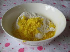 筛入过筛的1个熟蛋黄细末，搅拌均匀