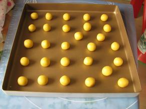 把面团分成6克一个，并揉成小圆球