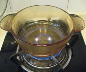 色拉油小火加热至沸腾