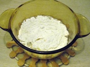 倒入已经过筛的低筋面粉，搅拌均匀