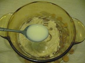 面糊中加入炼奶.拌成奶糊状