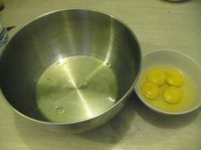 分离鸡蛋。一个全蛋与3个蛋黄放一起，另外用一个容器装着3个蛋白