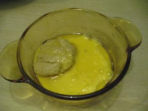 把蛋黄用手动打蛋器打散把打散的蛋液加入到之前的奶糊中，用手动打蛋器搅拌成顺滑状态，就是蛋黄糊