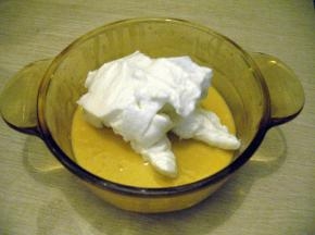 取三分之一的蛋白霜加入到蛋黄糊中，切拌均匀