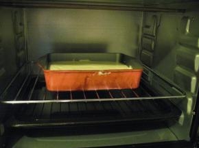 烤箱160度上下火预热3分钟，然后将烤盘放最底层，倒入煮沸腾的开水，大概半烤盘满。烤网放倒数第二层，模具放在烤网上。继续上下火，160度，烤60~70分钟。