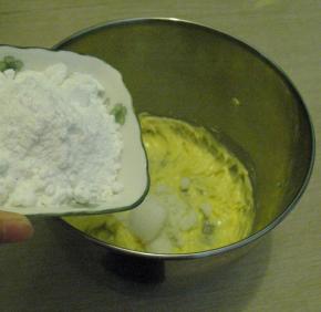 加入细砂糖，糖粉，继续搅打至黄油顺滑，体积稍有膨大