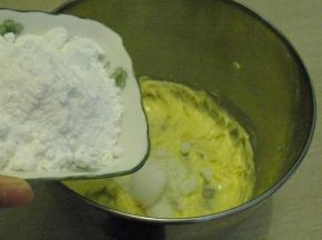 加入细砂糖，糖粉，继续搅打至黄油顺滑，体积稍有膨大