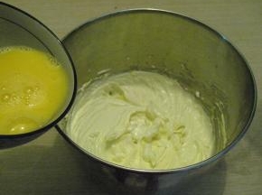 打好的鸡蛋液分3次加到蛋油里。每一次都要搅打到鸡蛋与黄油完全融合再加下一次