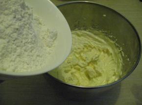 筛入低筋面粉，用橡皮刮刀把面粉和黄油搅拌均匀，直到面粉全部湿润