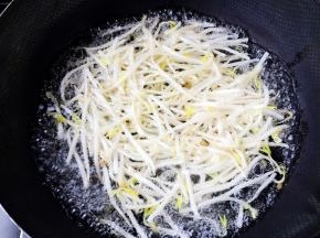 把绿豆芽放入沸水中焯烫至透明