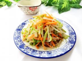 食材放在一起，加入醋、精盐、香油、蘑菇精、白糖拌均匀即可