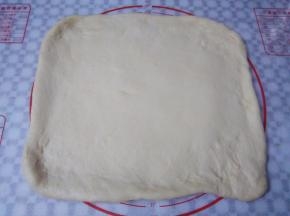 面团取出轻压排气，擀成25*35cm大小的面皮
