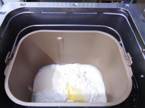 主配方中所有材料按照先液体后粉末的顺序放入面包桶，黄油和酵母各放面粉的一侧，启动面包机的发面程序