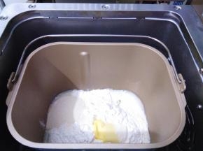主配方中所有材料按照先液体后粉末的顺序放入面包桶，黄油和酵母各放面粉的一侧，启动面包机的发面程序