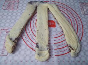 把面团切成三段，顶端不要切断