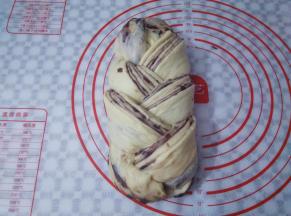 把面团编成三股辫的样子，面团切面朝上