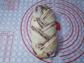 把面团编成三股辫的样子，面团切面朝上