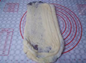 把面团再次擀长一些