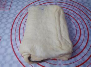 面团擀长再次叠成3折