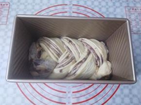 编好的面团放入吐司盒里放入烤箱发酵到吐司盒的8分满