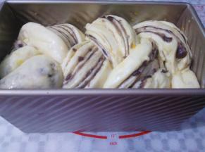 吐司盒取出在面团上刷一层薄薄的蛋液