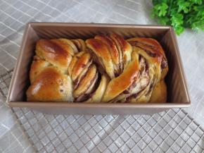 面包烤熟后取出脱模放凉