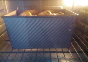 放入烤箱底层，上下火165度烤35分钟