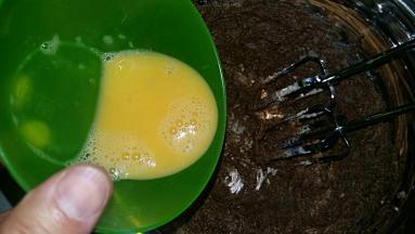 2. 蛋液分次少量加入黄油中；