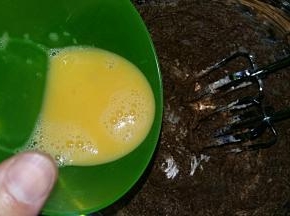 2. 蛋液分次少量加入黄油中；