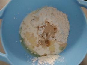 把油皮原料放入盆中混合在一起