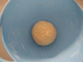 揉成面团，放温暖处发酵至2倍大