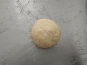 取出发酵好的油皮面团排气