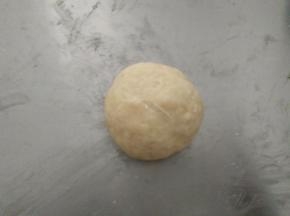 取出发酵好的油皮面团排气