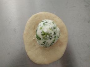 擀成圆片，放上油酥