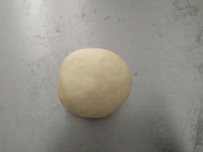 把油酥包裹起来，收口朝下放置