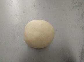 把油酥包裹起来，收口朝下放置