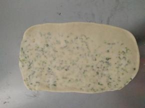 松驰好的面团擀成长方形面片