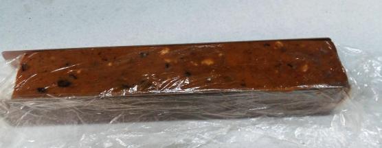 5、放入饼干模具中，整成长方形柱体；放入冰箱冷冻四十分钟；