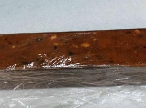 5、放入饼干模具中，整成长方形柱体；放入冰箱冷冻四十分钟；